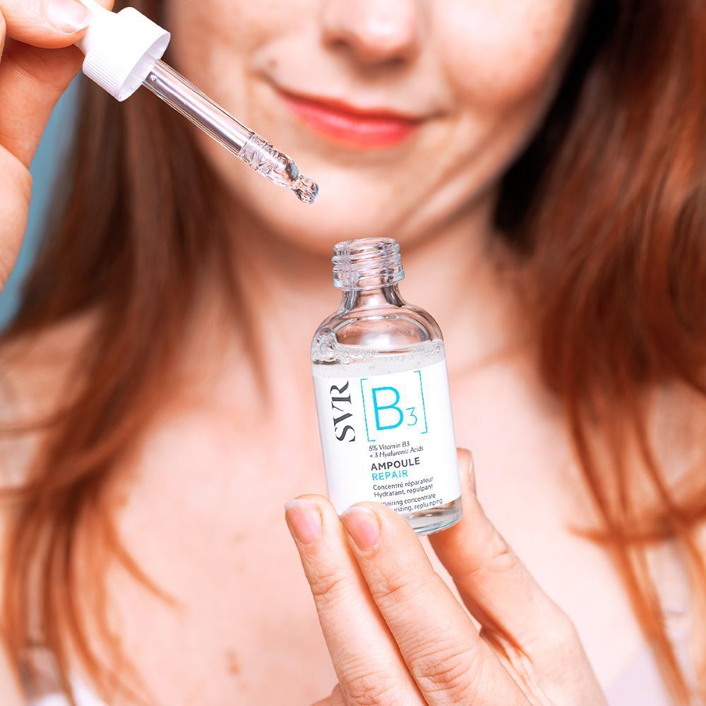 Deux flacons SVR [B3] Ampoule Hydra avec pipette. Flacons en verre transparent avec étiquette blanche et texte bleu. Pipette blanche.