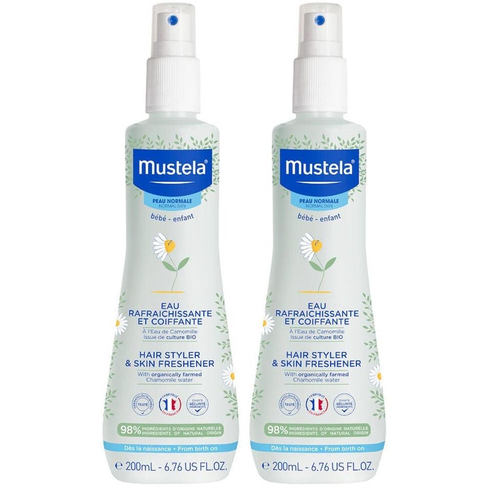 Zwei Sprühflaschen mit weißem Deckel. Aufschrift: Mustela, Eau Rafraîchissante et Coiffante, Hair Styler & Skin Freshener. 98% Inhaltsstoffe natürlichen Ursprungs.