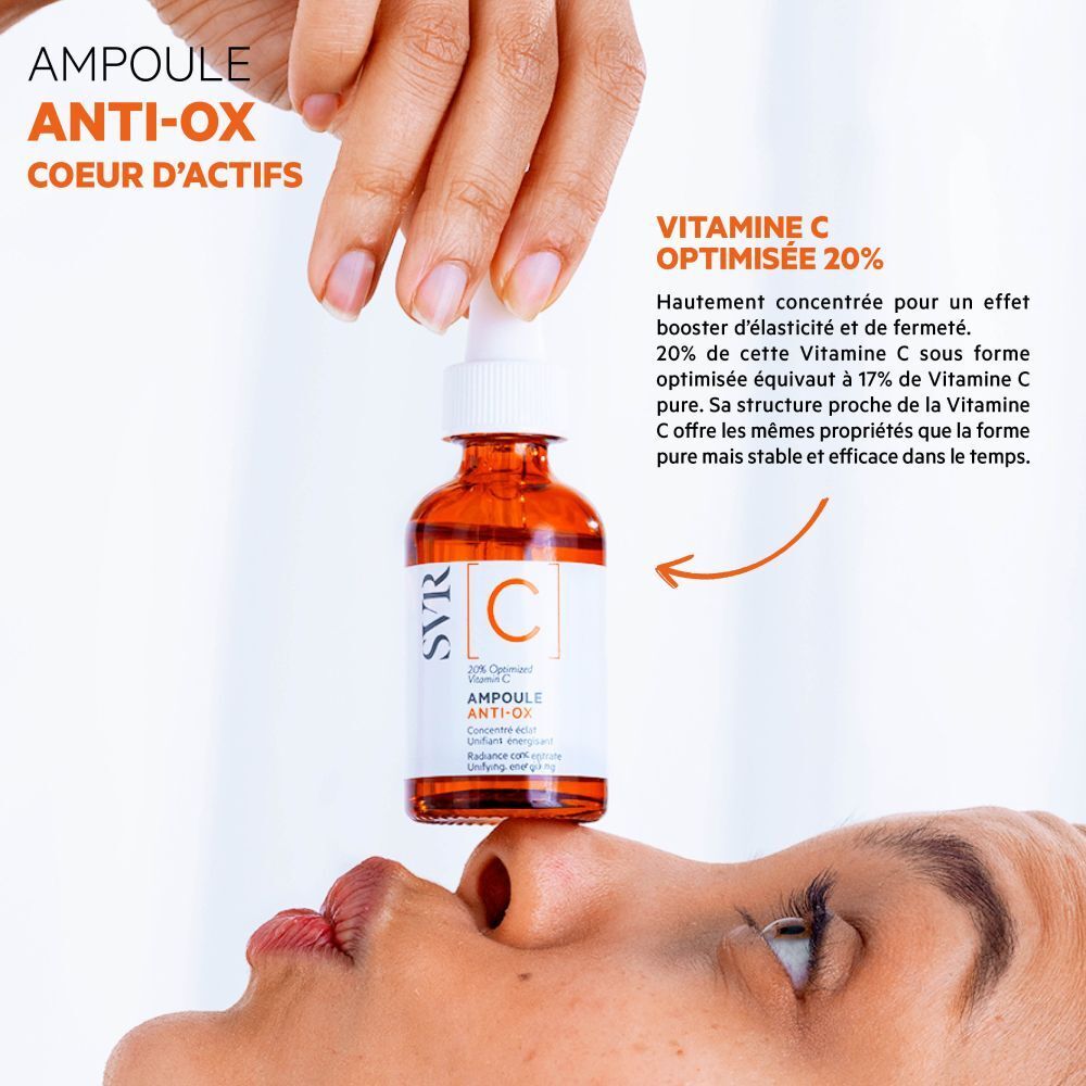 Une main tient un flacon avec compte-gouttes. Compte-gouttes sur le nez. Étiquette: SVR [C] Ampoule Anti-Ox.