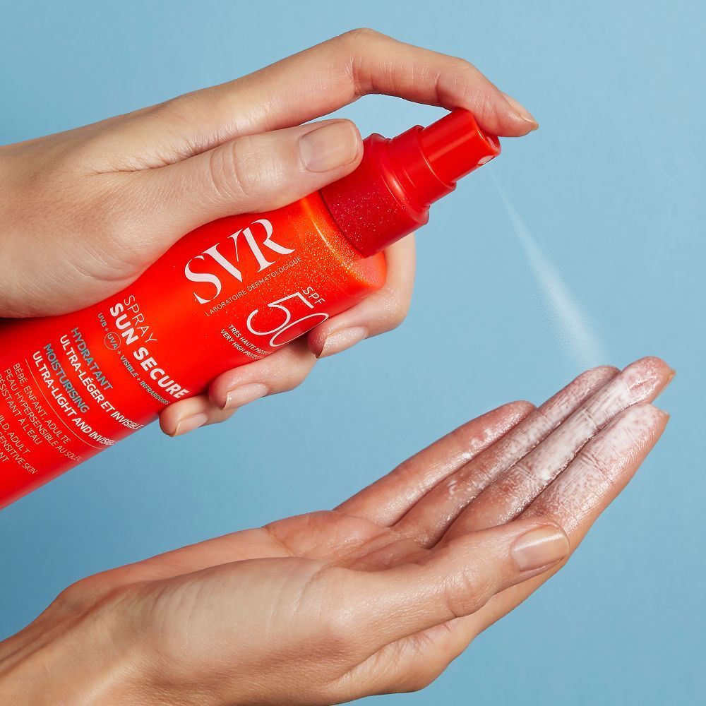 Une main vaporise un liquide d'un flacon orange sur l'autre. Inscription : SVR, SUN SECURE, SPF 50+.