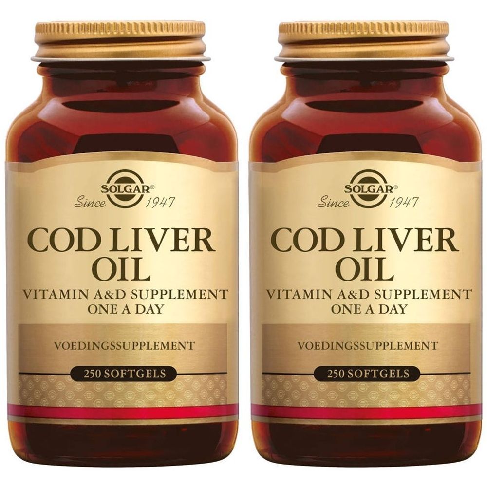 Zwei Flaschen mit brauner Flüssigkeit. Auf dem Etikett steht "COD LIVER OIL", "Vitamin A&D Supplement" und "250 Softgels".