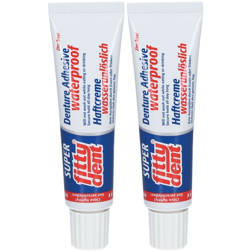 Deux tubes de crème adhésive. Inscription : fittydent Super, Denture Adhesive Waterproof, wasserunlöslich.