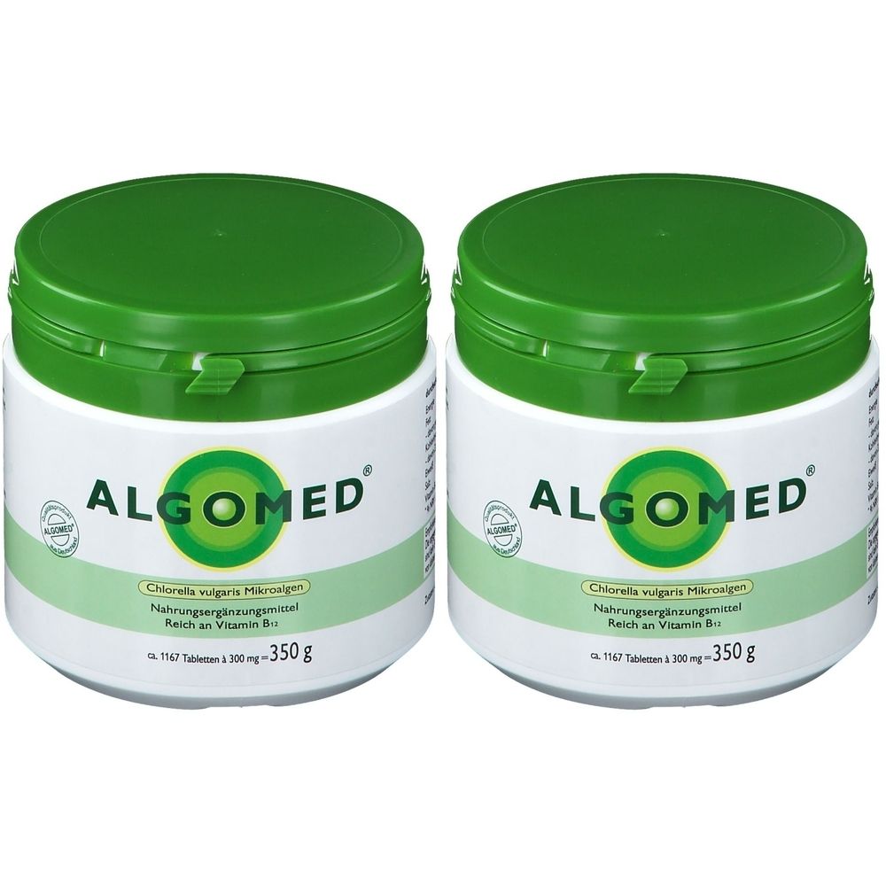 Zwei weiße Dosen mit grünem Deckel. Aufschrift: ALGOMED. Text: Chlorella vulgaris Mikroalgen. Nahrungsergänzungsmittel. Reich an Vitamin B12. 350 g.
