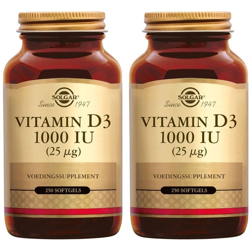 Zwei Flaschen Solgar Vitamin D3 1000 IU. Braune Glasflaschen mit goldenen Deckeln. Aufschrift: Vitamin D3, 25 µg, 250 Softgels.