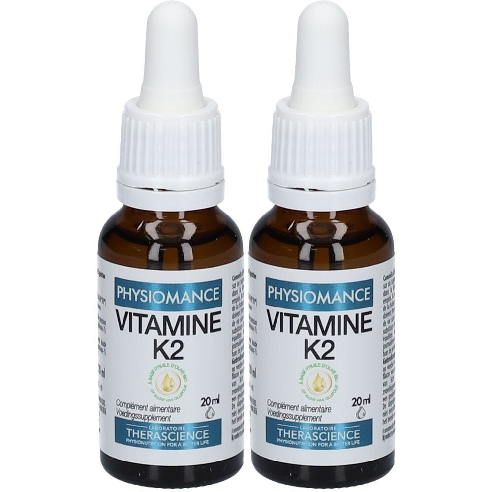 Zwei Flaschen PHYSIOMANCE Vitamine K2. Braune Glasflaschen mit weißen Deckeln und Pipetten. Aufschrift: 20ml.