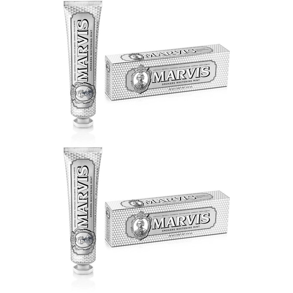 Zwei Tuben und zwei Schachteln Zahnpasta. Aufschrift MARVIS. Silberfarbene Verpackung.