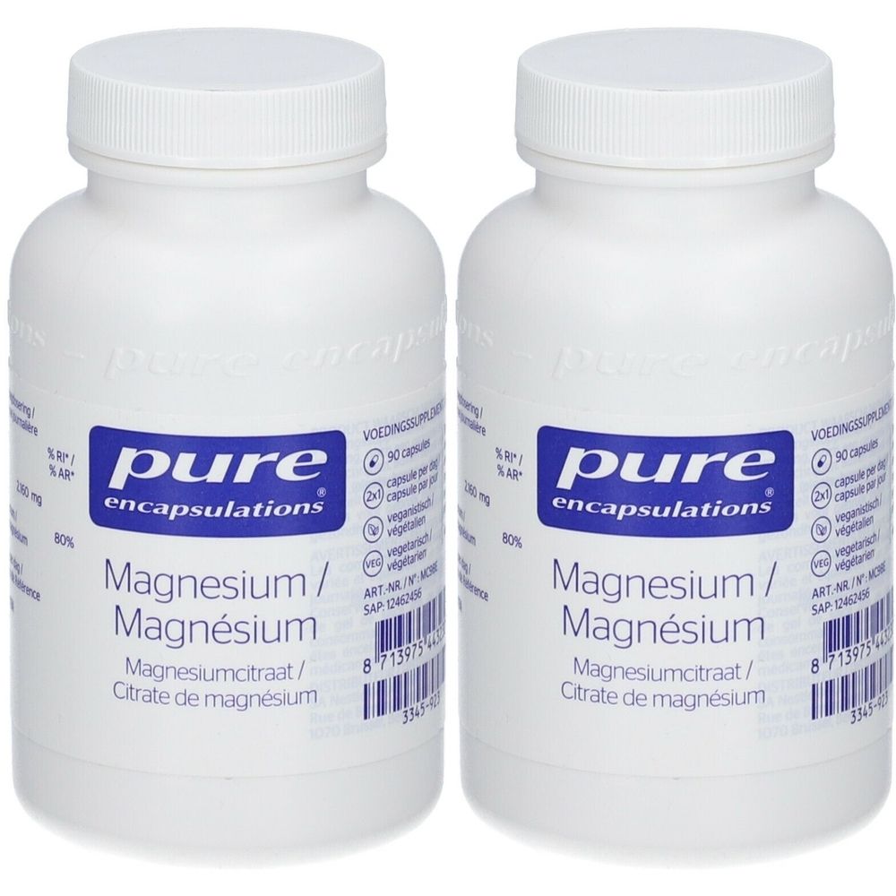 Zwei weiße Flaschen mit blau-weißen Etiketten. Aufschrift: pure encapsulations Magnesium/Magnésium.
