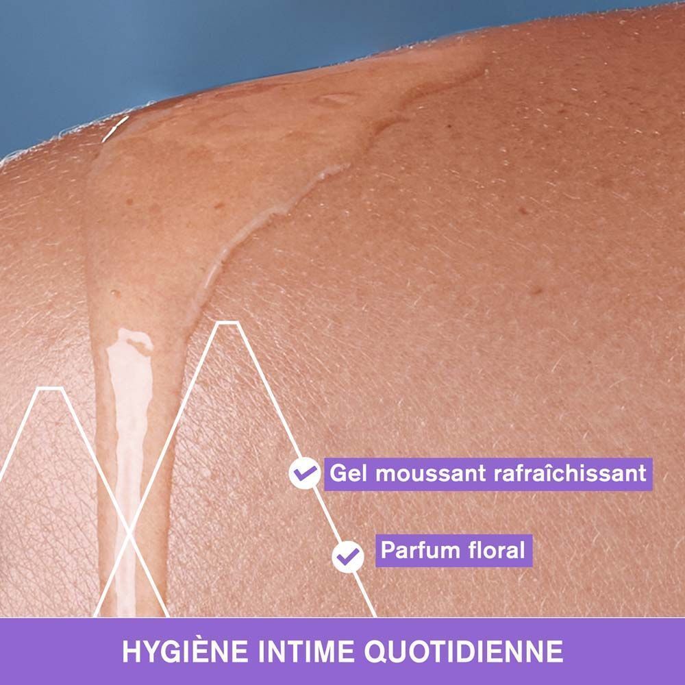Gros plan : gel sur la peau. Texte : Gel moussant rafraîchissant, Parfum floral, Hygiène intime quotidienne.
