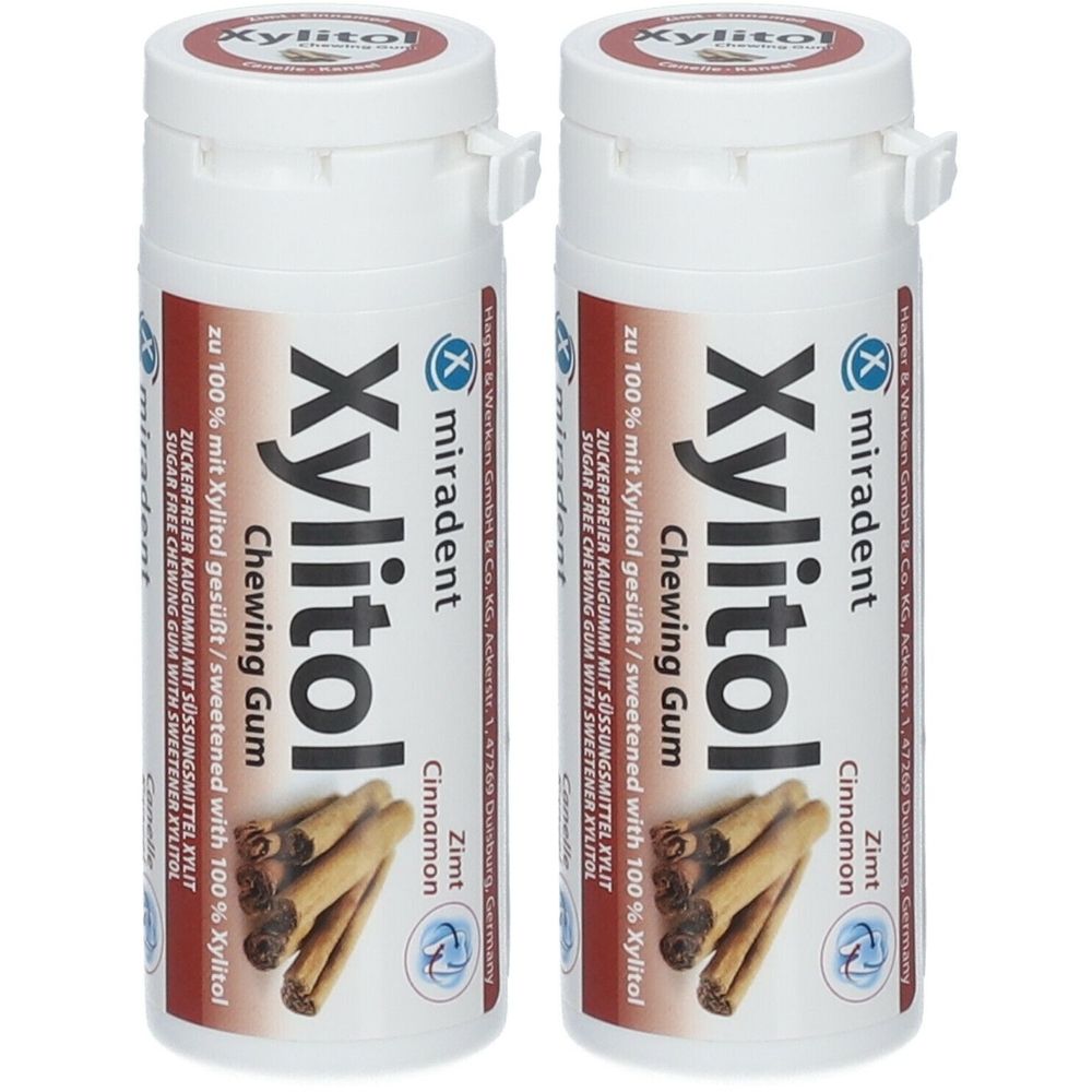 Zwei weiße Flaschen mit roter Beschriftung. Aufschrift: Xylitol Chewing Gum Zimt. Marke: miradent.