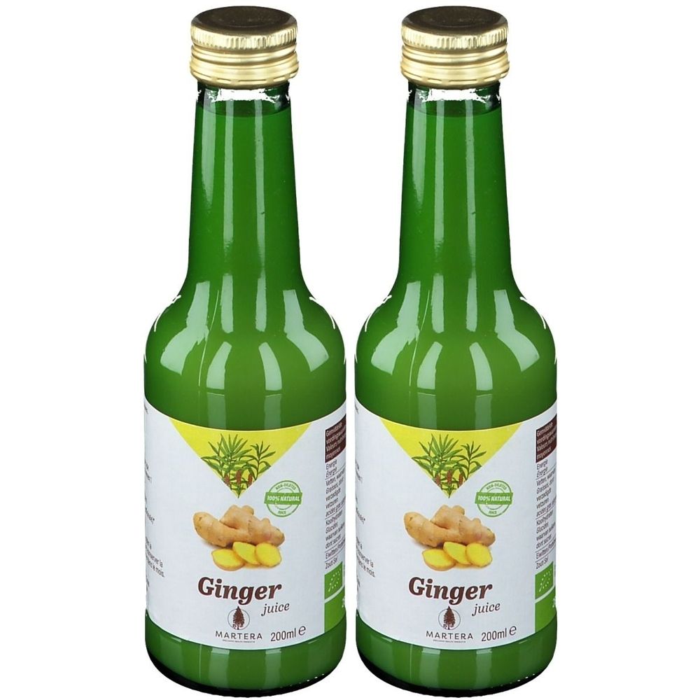Zwei grüne Glasflaschen mit goldfarbenen Verschlüssen. Auf den Etiketten steht "Ginger Juice" und "Martera".