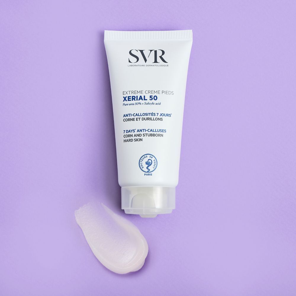 Tube de crème pour les pieds et goutte de crème. Blanc, avec texte bleu et noir. Inscription: XERIAL 50, Extreme Creme Pieds. Marque: SVR.