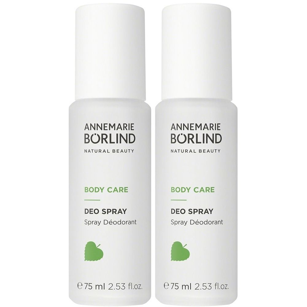 Zwei weiße Sprühflaschen mit weißem Deckel. Aufschrift: ANNEMARIE BÖRLIND, BODY CARE, DEO SPRAY, 75 ml. Grünes Blatt-Symbol.