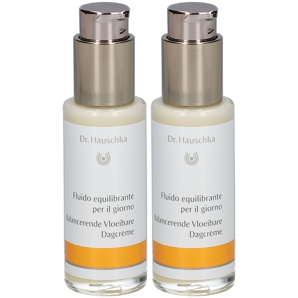Zwei Flakons mit silbernen Pumpköpfen und weißen Etiketten. Aufschrift: Dr. Hauschka, Fluido equilibrante per il giorno, Balancerende Vloeibare Dagcrème.