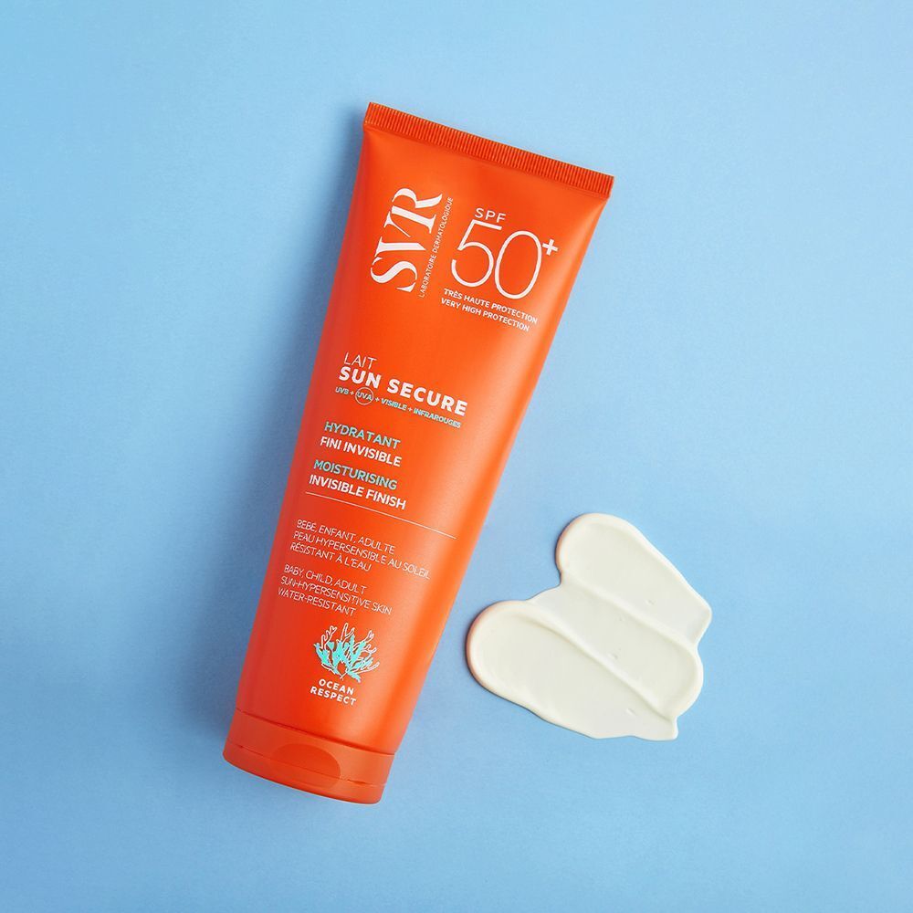 Tube de SVR SUN SECRUE Lait LSF 50+ sur fond bleu. À côté, une noisette de crème. Texte: Lait Sun Secure, Fini Invisible, Moisturising.