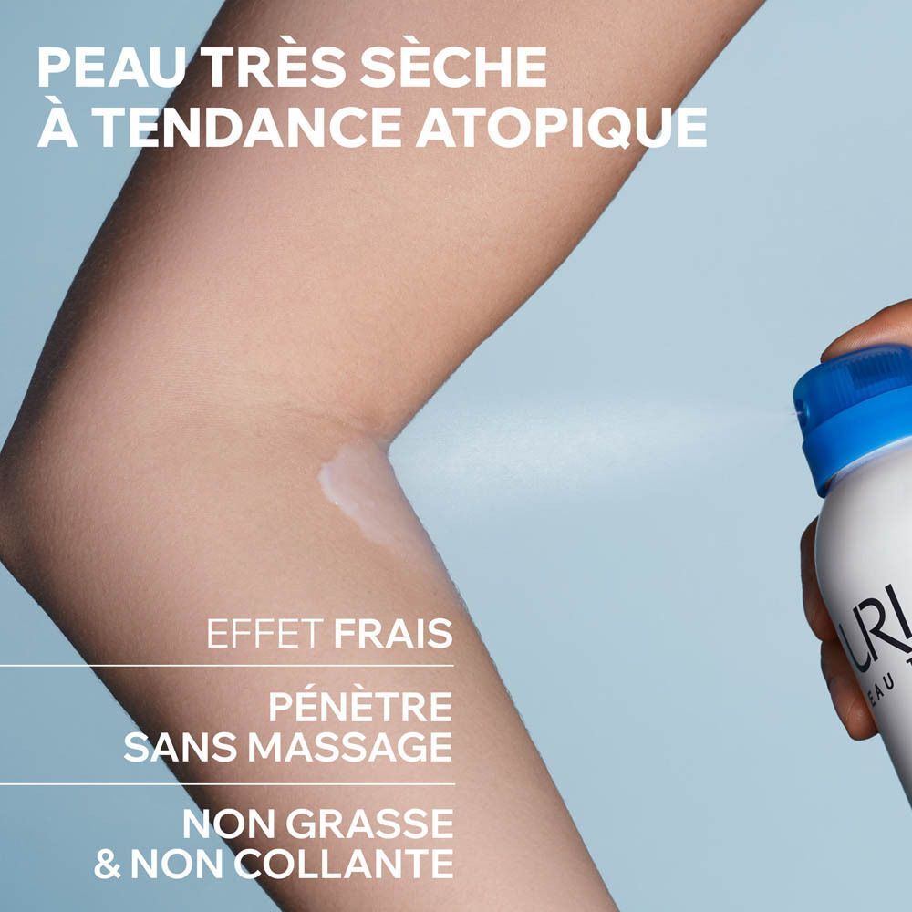 Bras vaporisé avec un spray. Texte: Effet frais, pénètre sans massage, non gras.