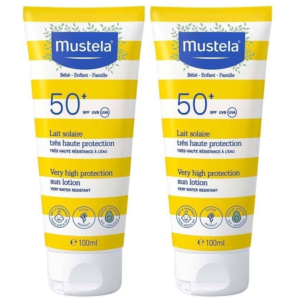 Deux tubes de lotion solaire Mustela SPF 50+. Rayures jaunes et blanches. Inscription : Lait solaire très haute protection.