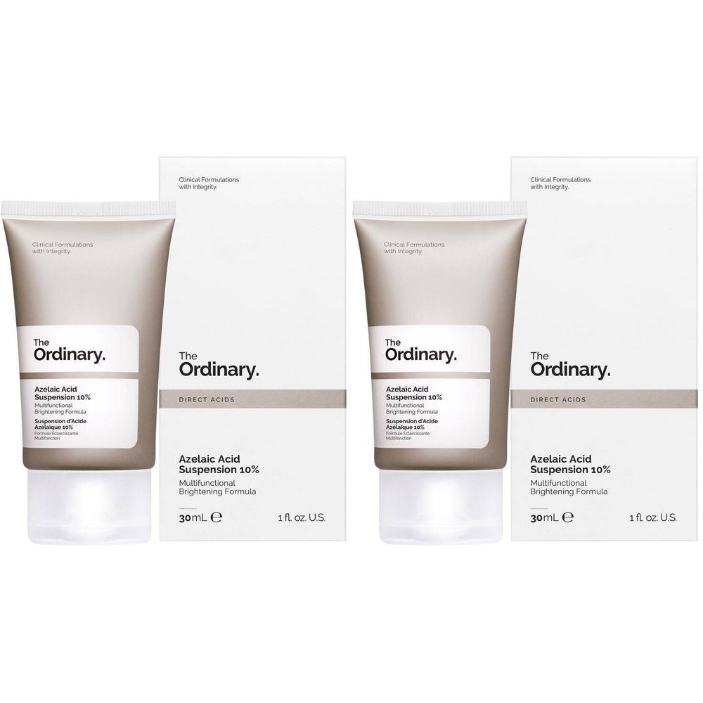 Deux tubes et deux boîtes. Les tubes indiquent "The Ordinary" et "Azelaic Acid Suspension 10%".