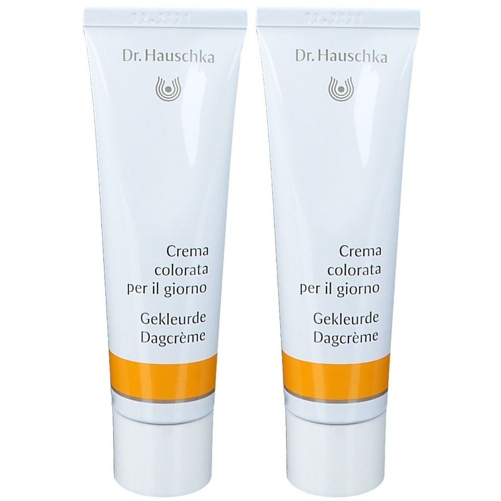 Zwei Tuben Crème de Jour Teintée. Weiße Tuben mit gelbem Streifen und Schriftzug. Marke: Dr. Hauschka.