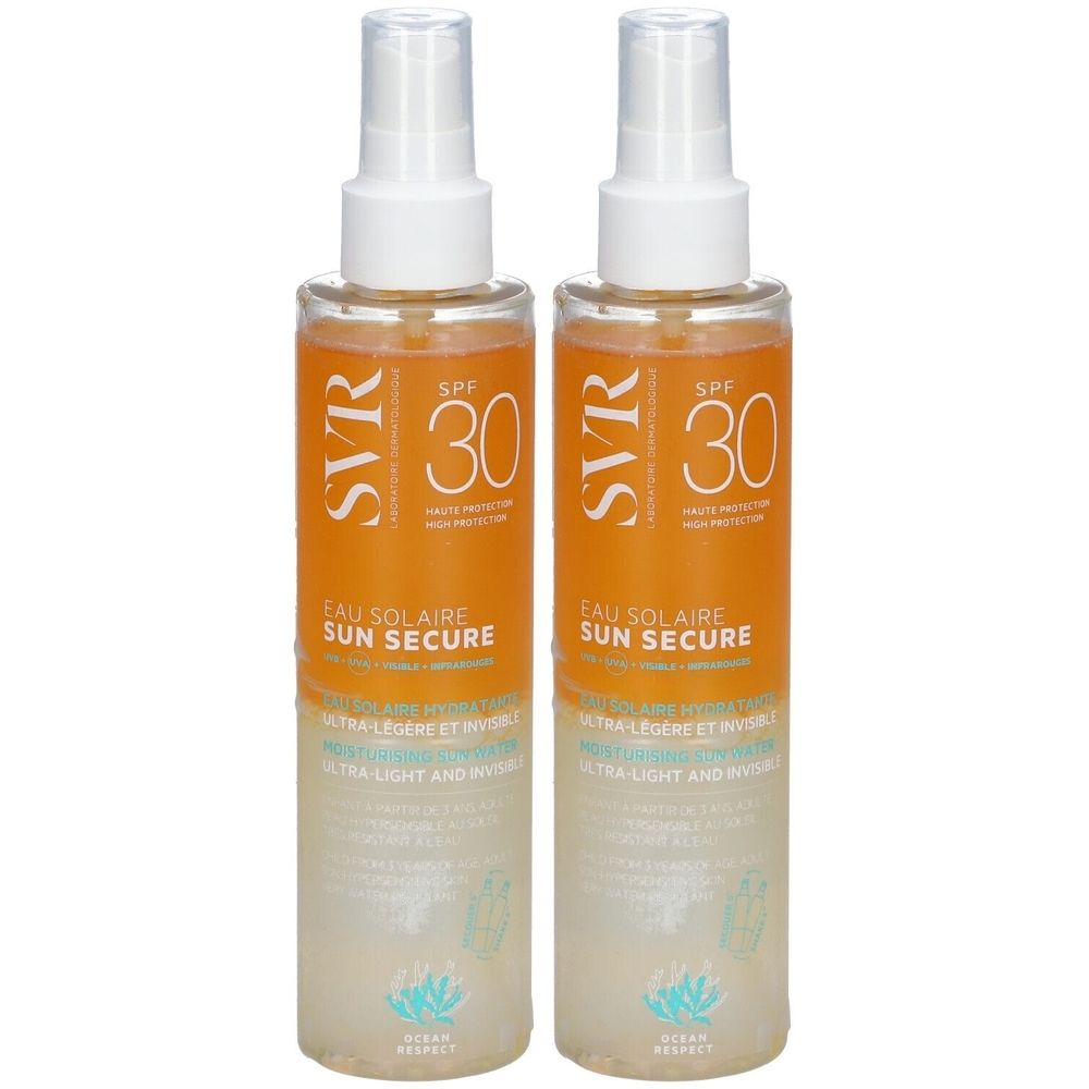 Zwei Flaschen SVR Sun Secure Eau solaire SPF30. Transparente Flaschen mit orangefarbener Flüssigkeit und weißem Sprühkopf. Text: SPF 30.