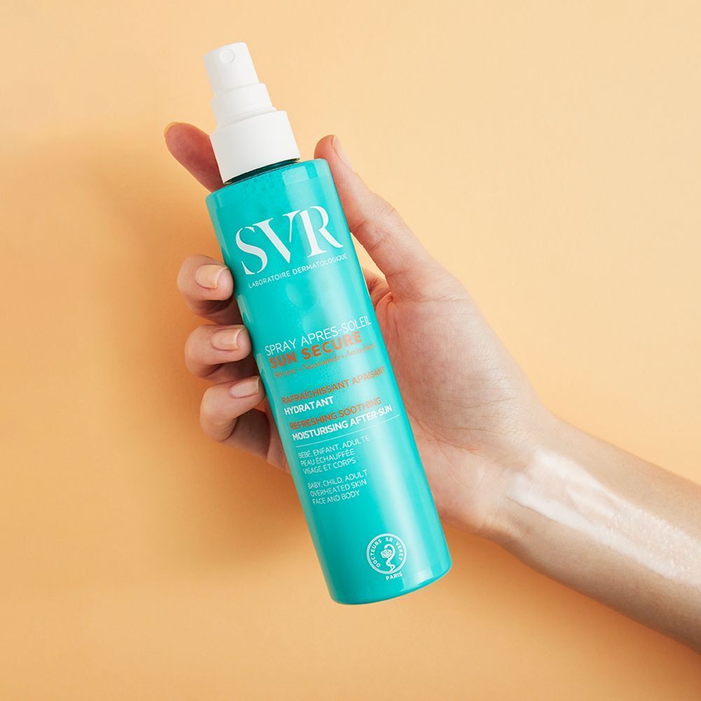 Flacon spray turquoise avec bouchon blanc, tenu par une main. Inscription SVR, SUN SECURE, Spray Après-Soleil. Fond orange.