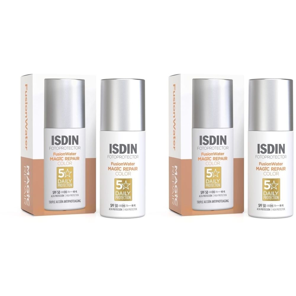 Vier Flaschen ISDIN Fotoprotector Fusion Water Magic Repair Color SPF50. Weiße Flaschen mit silbernen Deckeln in beigen Verpackungen.