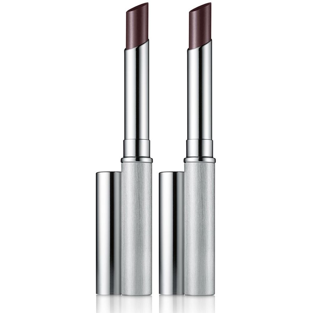 Zwei Lippenstifte mit silbernen Hülsen und dunklem Lippenstift. Die Kappen sind abgenommen.