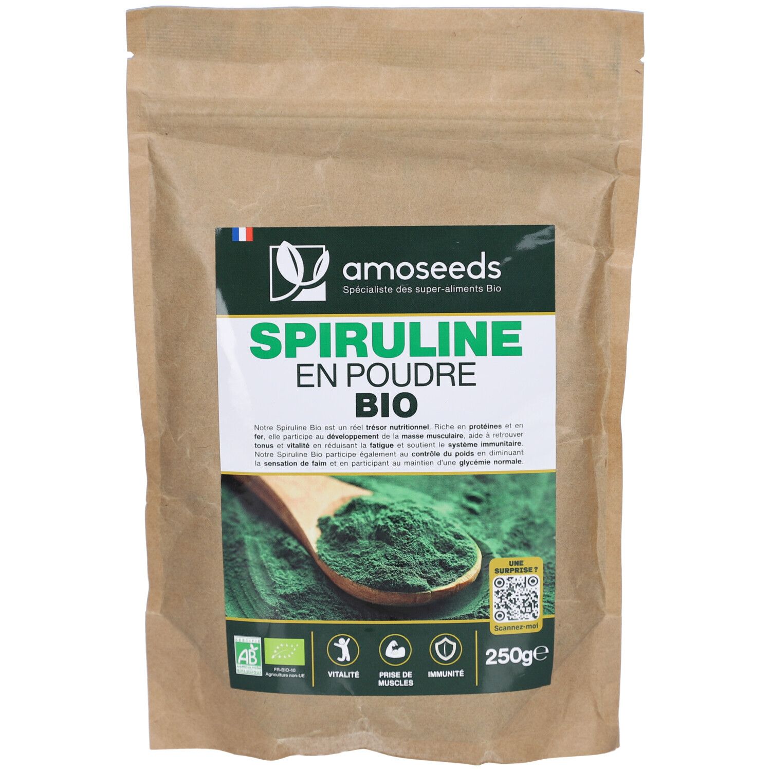 Braune Papiertüte mit grünem Etikett. Aufschrift: AMOSEEDS Spiruline en Poudre Bio. Bio-Zertifizierung. Löffel mit Spirulinapulver.