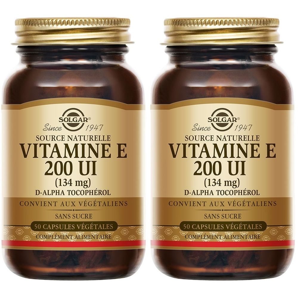 Zwei braune Glasflaschen mit goldenen Deckeln. Auf jeder Flasche steht "VITAMINE E 200 UI" und "SOLGAR".