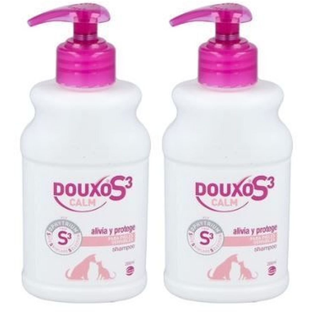 Zwei weiße Flaschen mit rosa Pumpaufsatz. Aufschrift: Douxo S3 Calm, Shampoo. Abbildung von Hund und Katze.
