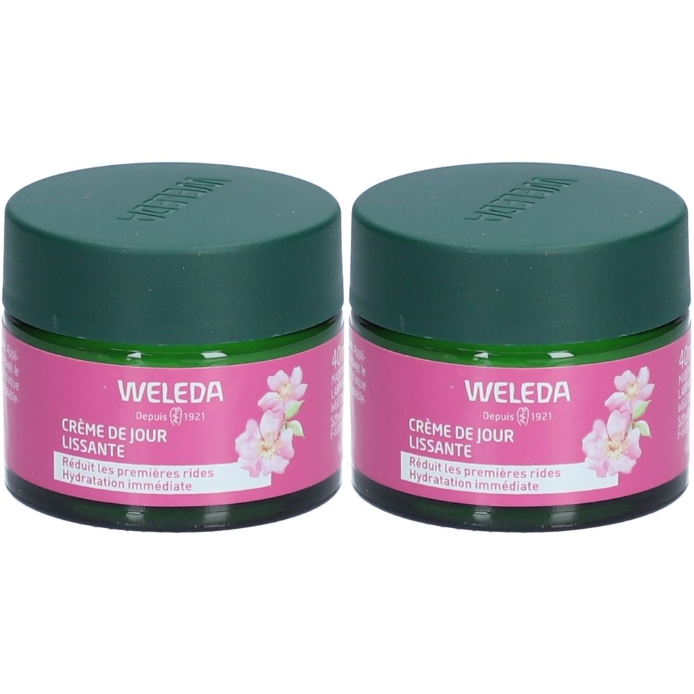 Deux pots de crème de jour Weleda Lissante. Étiquette rose avec fleur blanche, couvercle vert. Inscription : Weleda, Crème de Jour Lissante.