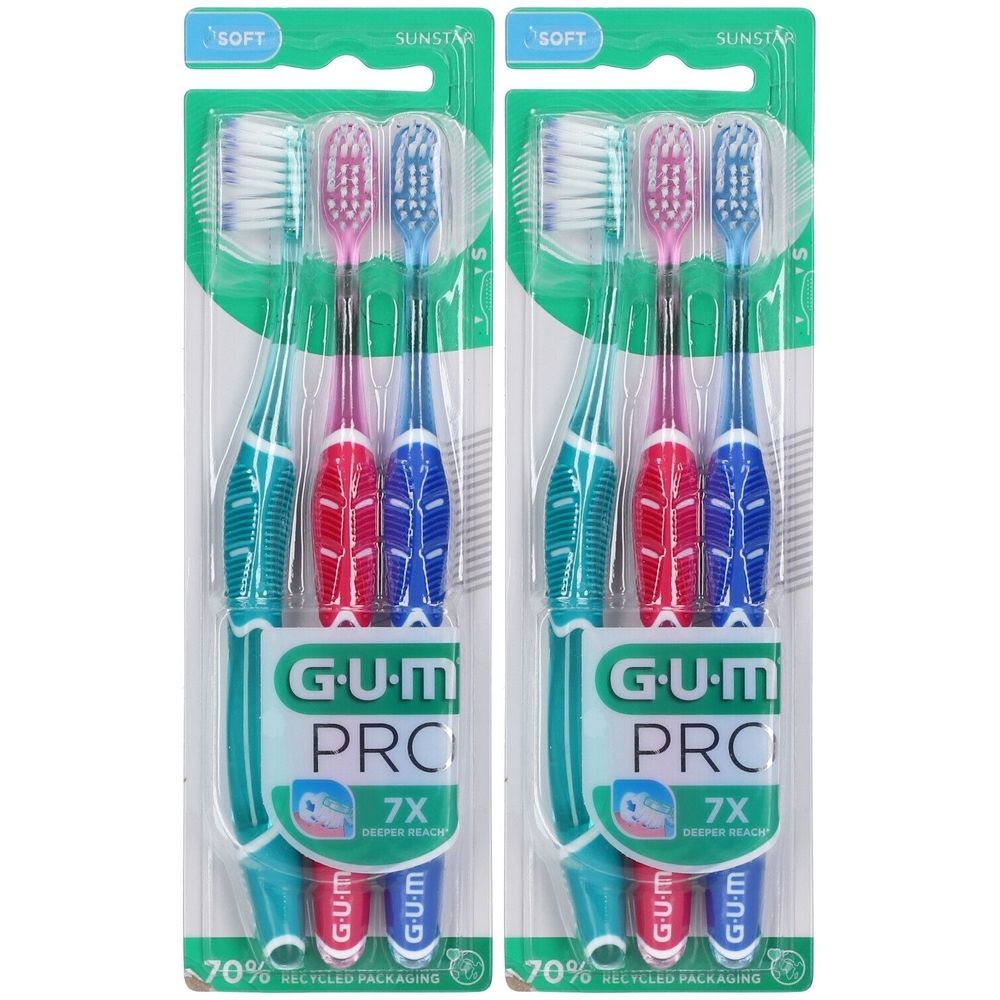 Zwei Packungen Zahnbürsten. Jede Packung enthält drei Zahnbürsten in verschiedenen Farben. Marke GUM PRO, weich.