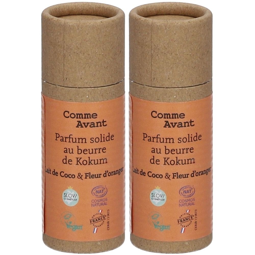 Deux tubes cylindriques en carton brun. Étiquette orange avec texte: Comme Avant, Parfum solide, au beurre de Kokum, Lait de Coco & Fleur d'oranger. Logos.