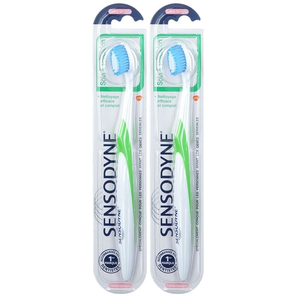 Zwei Zahnbürsten in Verpackung. Weiße Griffe mit grünen Akzenten. Blaue Borsten. Marke: Sensodyne.