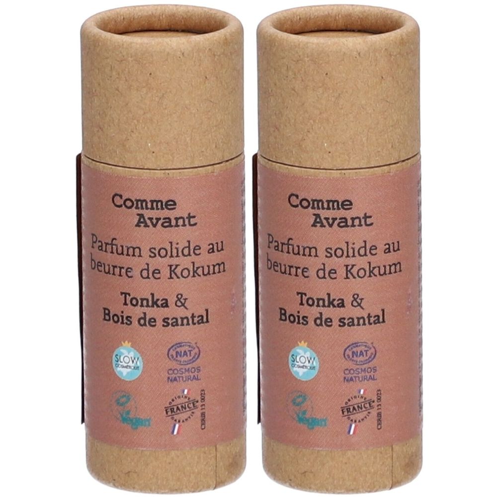 Deux tubes cylindriques. Inscription: Comme Avant, Parfum solide au beurre de Kokum, Tonka & Bois de santal. Avec logos.