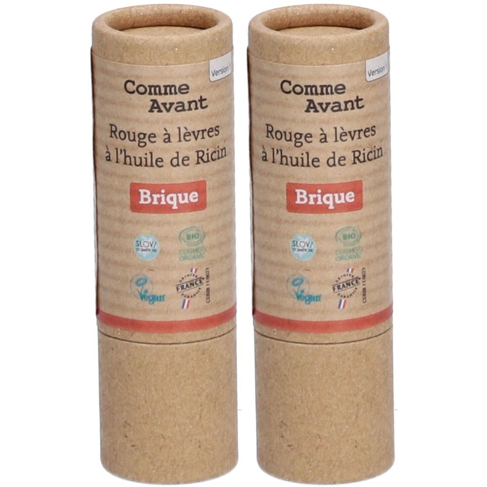 Deux tubes cylindriques en carton. Inscription: Comme Avant, Rouge à lèvres à l'huile de Ricin, Brique. Avec labels bio et vegan.