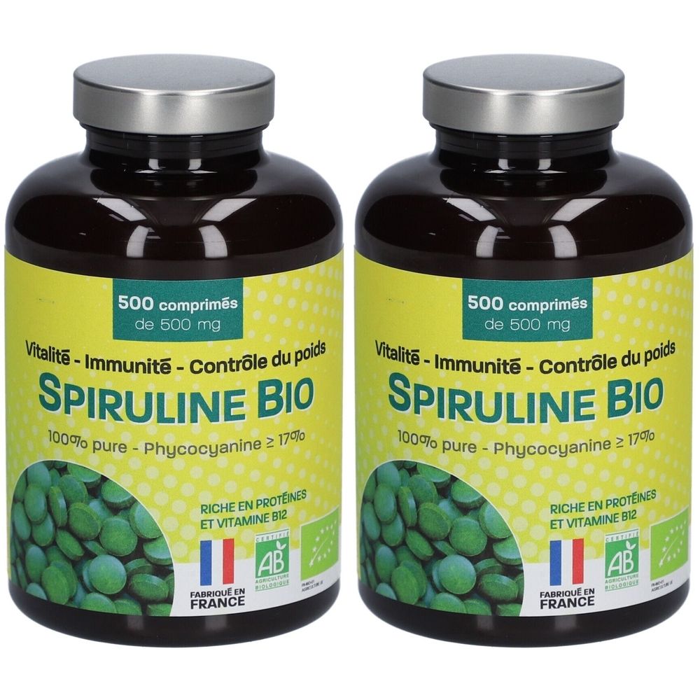 Zwei Flaschen mit Spirulina Bio-Tabletten. Aufschrift: 500 Tabletten, Vitalität, Immunität, Gewichtskontrolle, 100% rein, Phycocyanin.