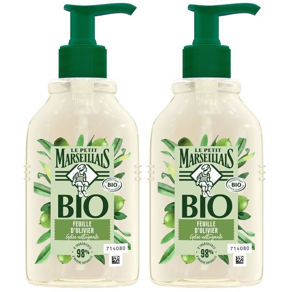Deux flacons de savon liquide avec pompe verte. Inscription: Le Petit Marseillais BIO, Feuille d'Olivier.