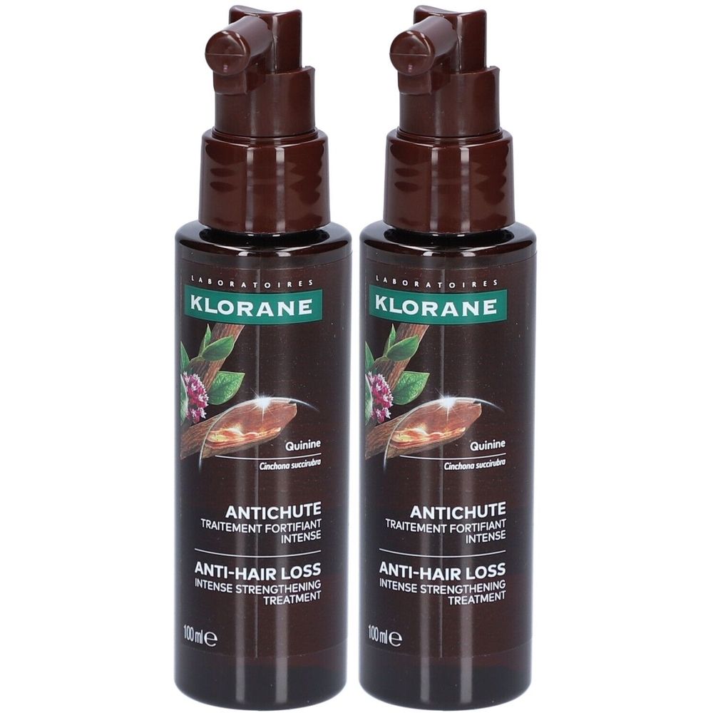 Zwei braune Flaschen mit Sprühkopf. Aufschrift: KLORANE, ANTICHUTE, ANTI-HAIR LOSS. Produkt zur Stärkung der Haare.