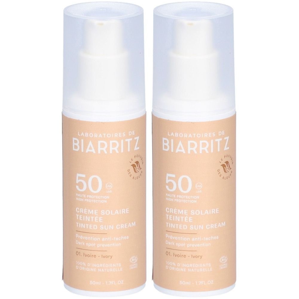 Zwei Flaschen getönter Sonnencreme mit SPF 50. Aufschrift: BIARRITZ, Crème Solaire Teintée, 01 Ivoire.