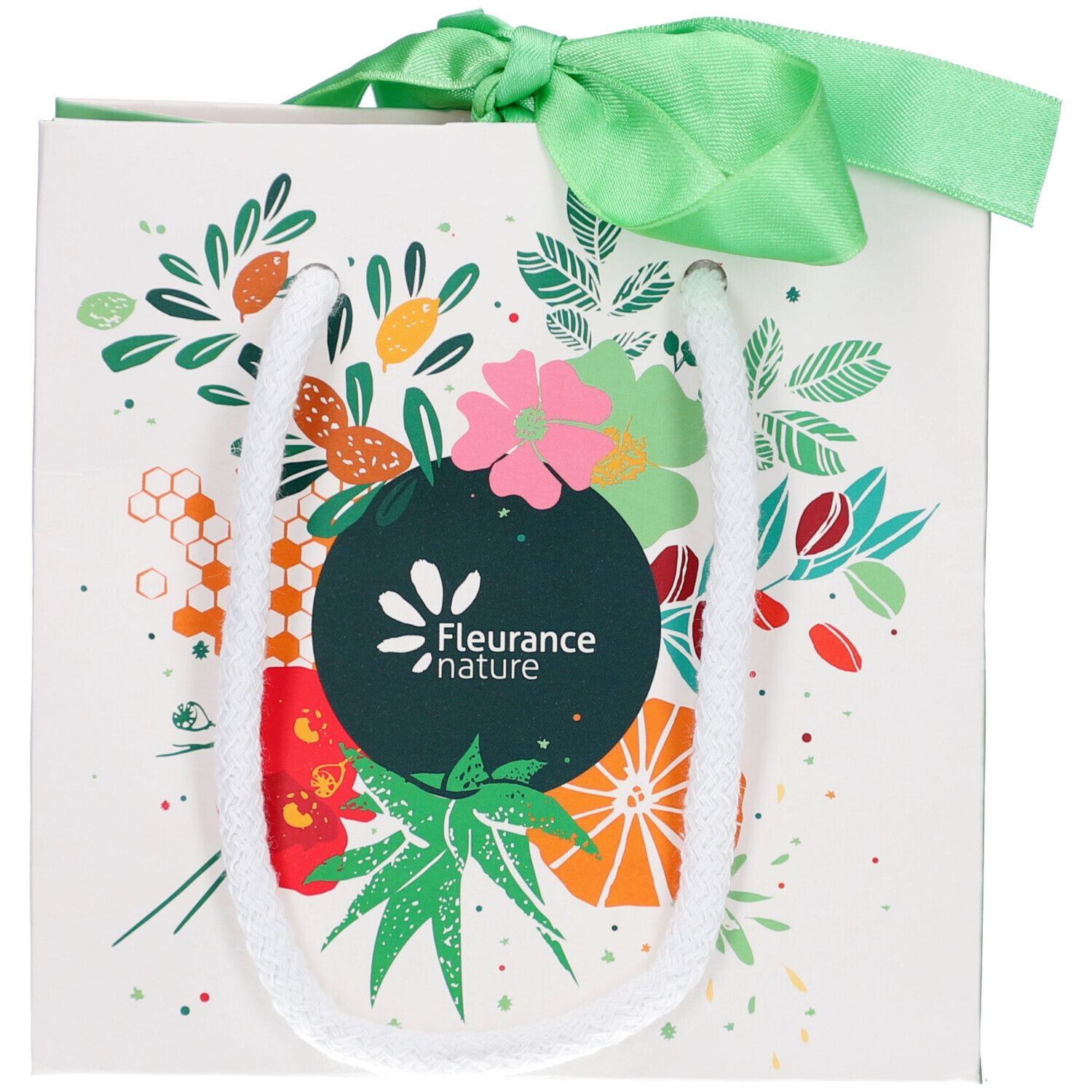 Papiertüte mit floralem Muster und Schleife. Logo: Fleurance nature. Weiße Kordelgriffe.