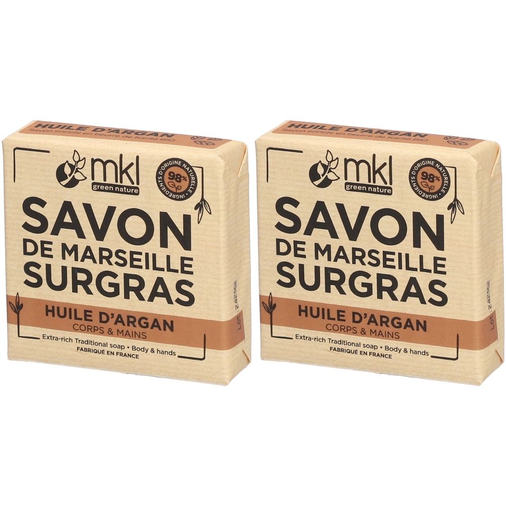 Deux savons rectangulaires emballés. Inscription : SAVON DE MARSEILLE SURGRAS, Huile d'Argan, mkl. Label vert avec pourcentage.