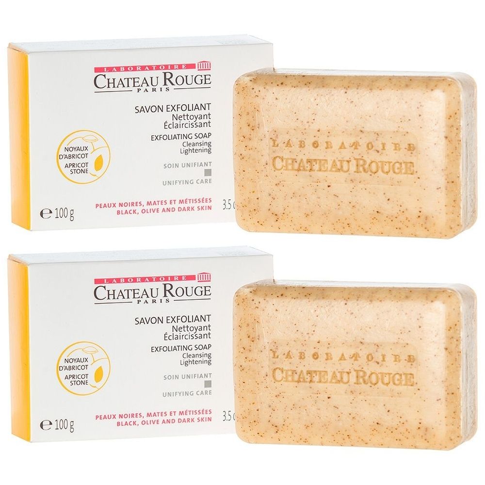 Zwei Seifenstücke und Verpackungen. Aufschrift: CHÂTEAU ROUGE SAVON EXFOLIANT. Verpackung mit gelbem Akzent, Seife beige mit Partikeln.