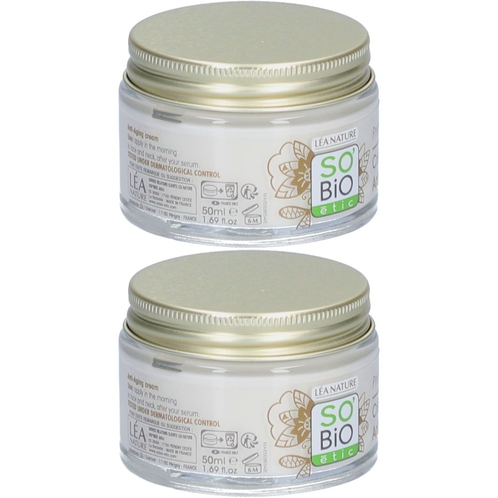 Deux pots de crème avec couvercles dorés. Inscription: SO BIO etic. Inscription: Crème anti-âge. Inscription: 50ml.