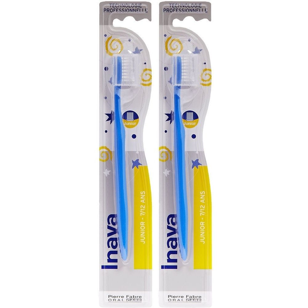 Deux brosses à dents bleues emballées. Inava Junior 7/12 ans est écrit sur l'emballage.