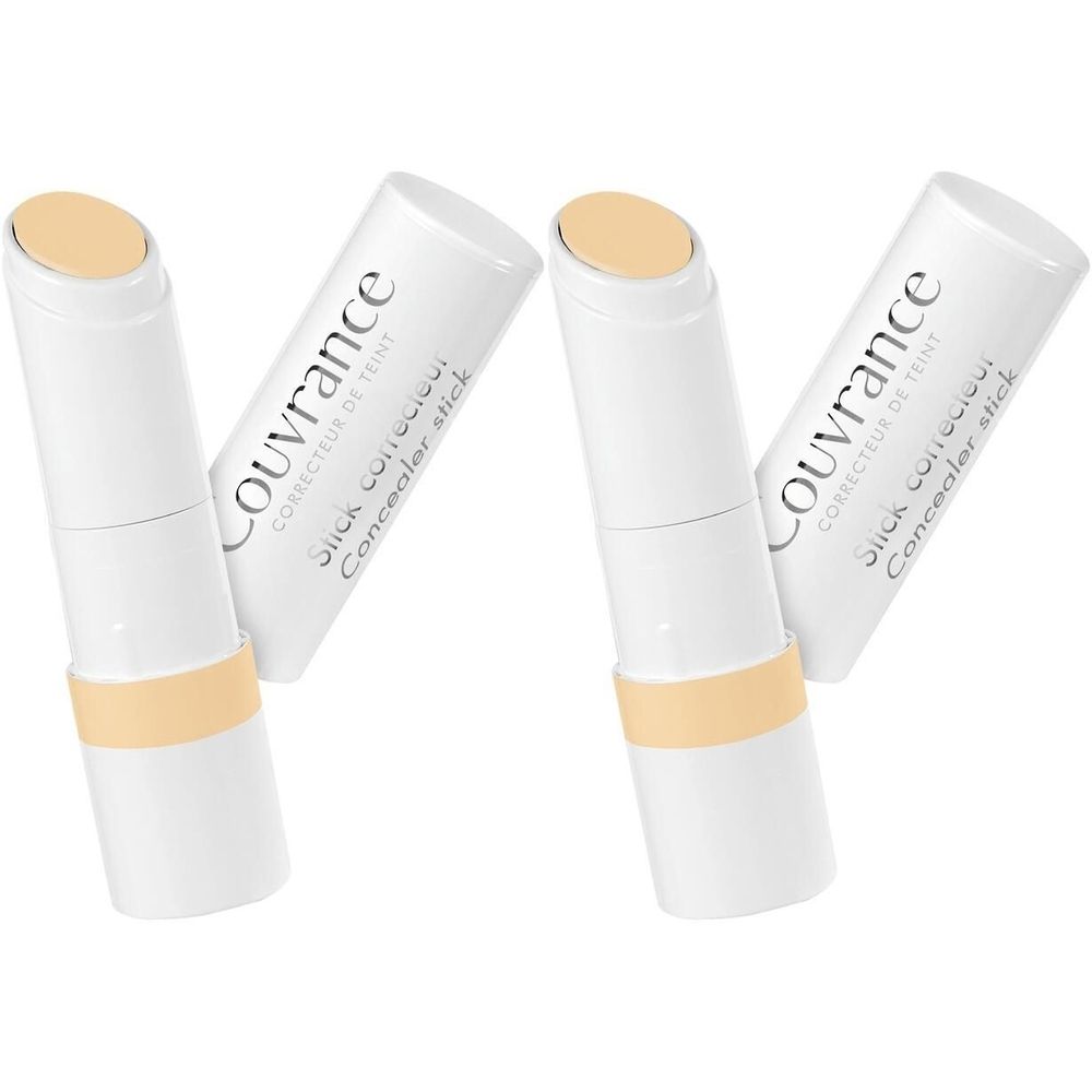 Vier gelbe Couvrance Concealer-Stifte. Weiße Hülle mit Aufschrift Couvrance. Gelber Stift-Kopf und gelber Ring.