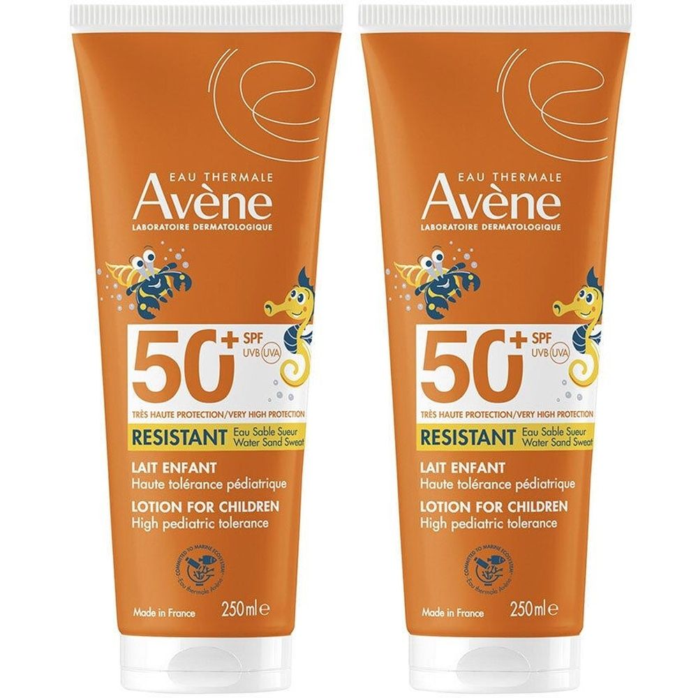 Zwei Tuben Sonnencreme. Orangefarbene Verpackung mit weißem Deckel. Aufschrift: Avène, 50+ SPF, Lait Enfant.