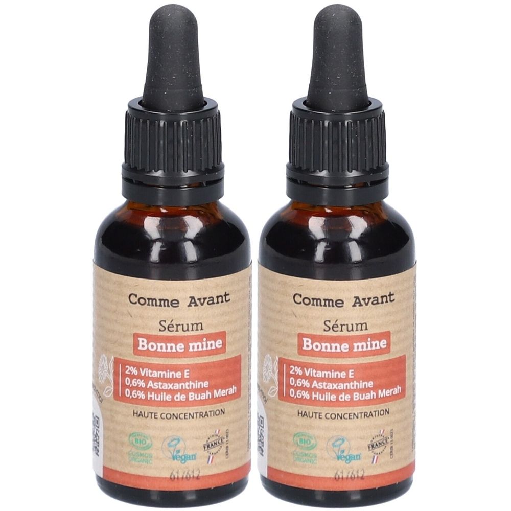 Deux flacons en verre brun avec pipettes noires. Étiquettes avec "Comme Avant Sérum Bonne mine".