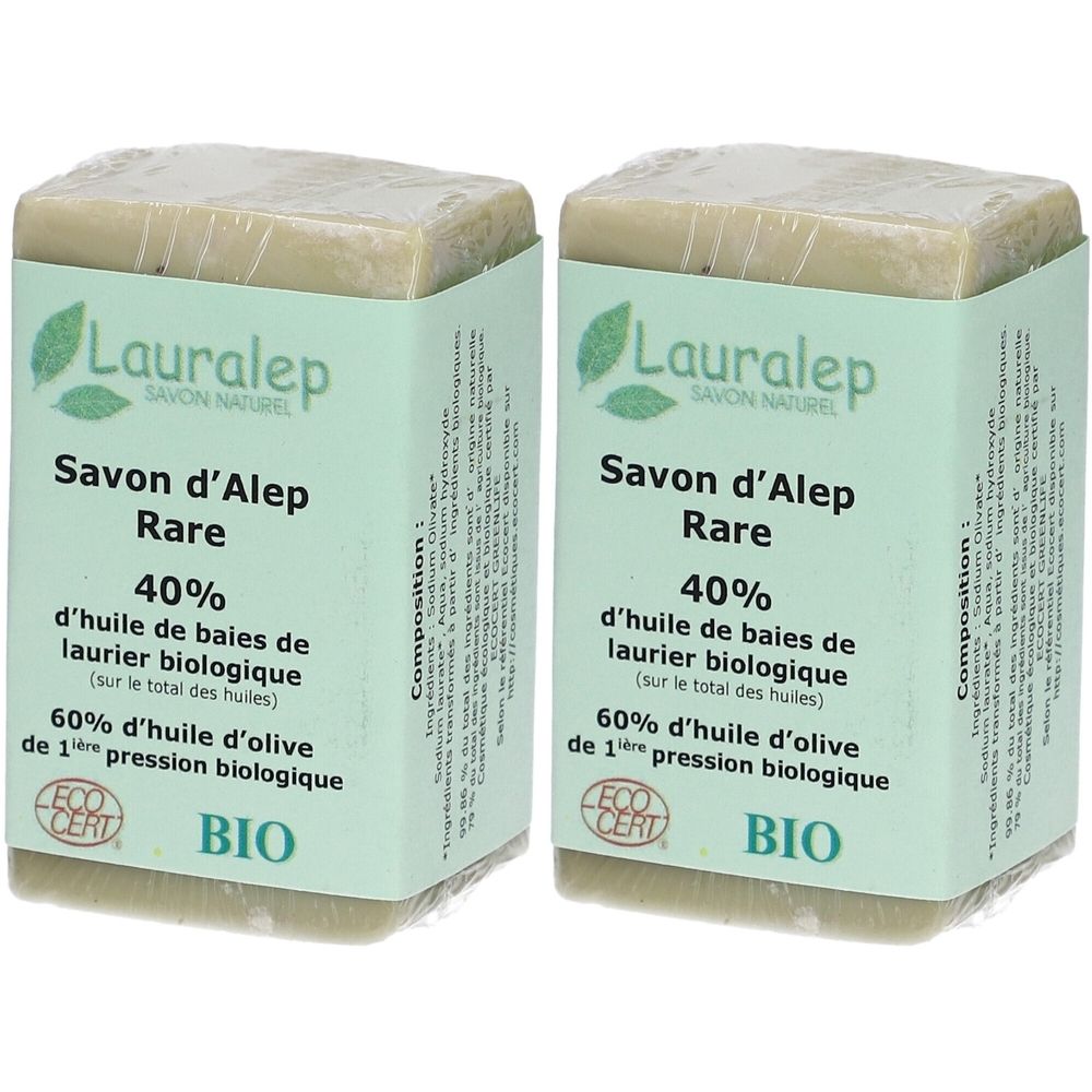 Zwei Seifenstücke mit Papierverpackung. Aufschrift: Lauralep Savon d'Alep Rare, 40% Lorbeeröl, 60% Olivenöl, BIO-Zertifizierung.