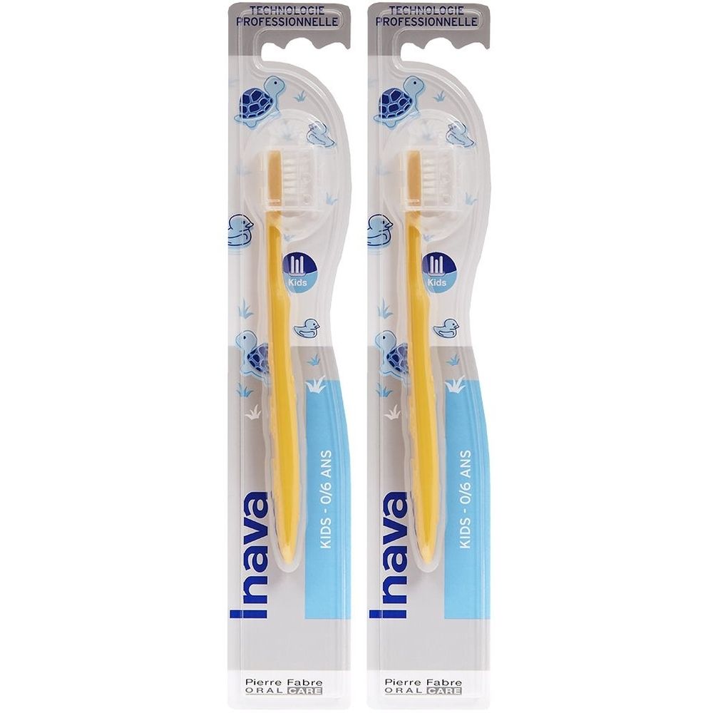 Deux brosses à dents pour enfants emballées. Manche jaune, détails bleus. Inscription : Inava, KIDS 0/6 ANS. Technologie professionnelle.