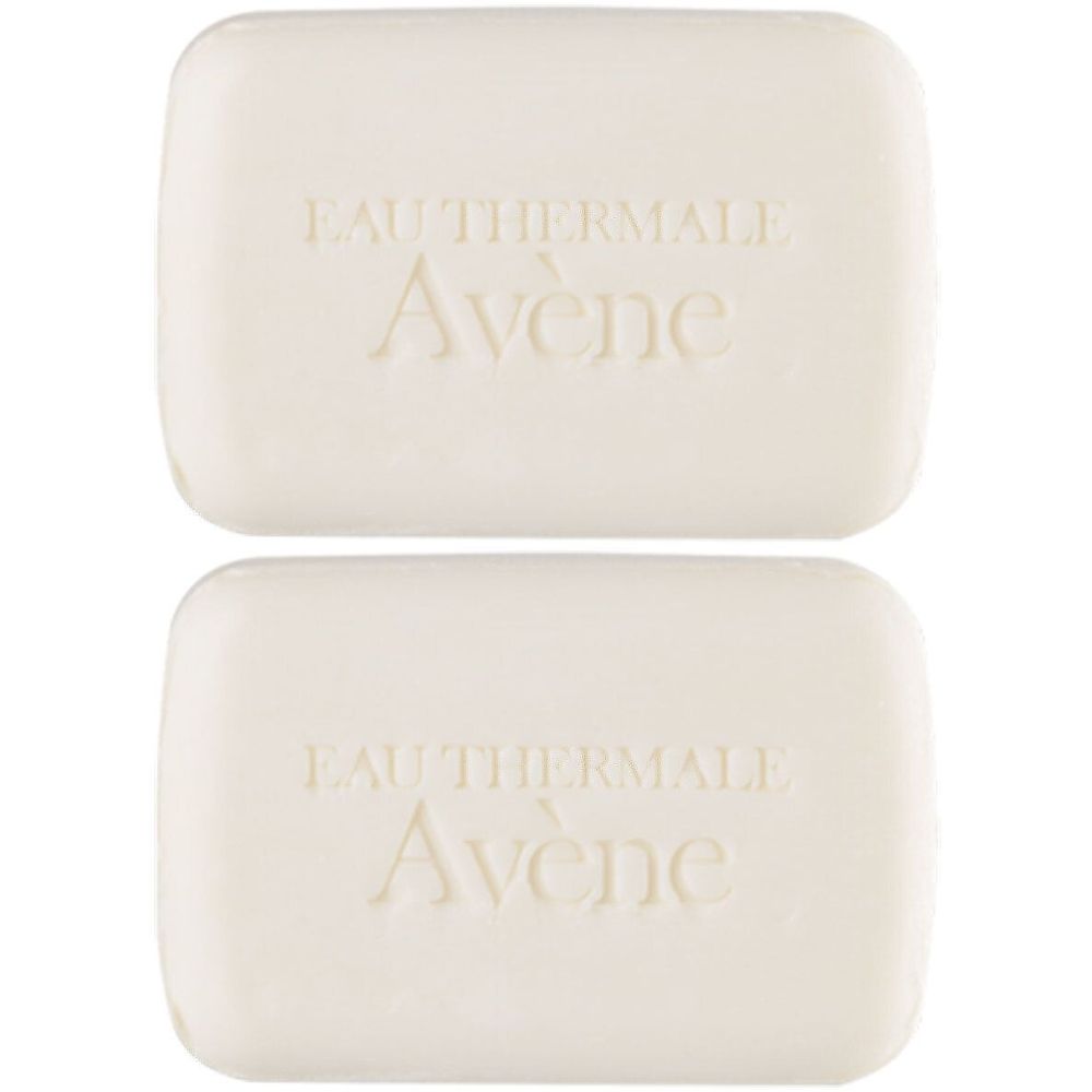 Zwei cremefarbene Seifenstücke. Auf jedem ist "EAU THERMALE Avène" eingeprägt.